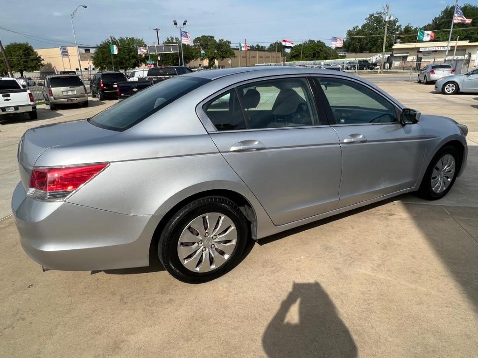 2010 Gray HONDA ACCORD LX (1HGCP2F35AA) with an 2.4L engine, Automatic transmission, located at 4415 NE 28th St, Haltom City, TX, 76117, (817) 222-9334, 32.795322, -97.280937 - Photo #4