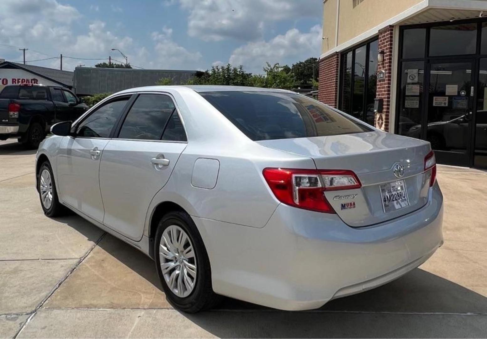 2012 SILVER TOYOTA CAMRY BASE (4T1BF1FK3CU) with an 2.5L engine, Automatic transmission, located at 4415 NE 28th St, Haltom City, TX, 76117, (817) 222-9334, 32.795322, -97.280937 - Photo#3