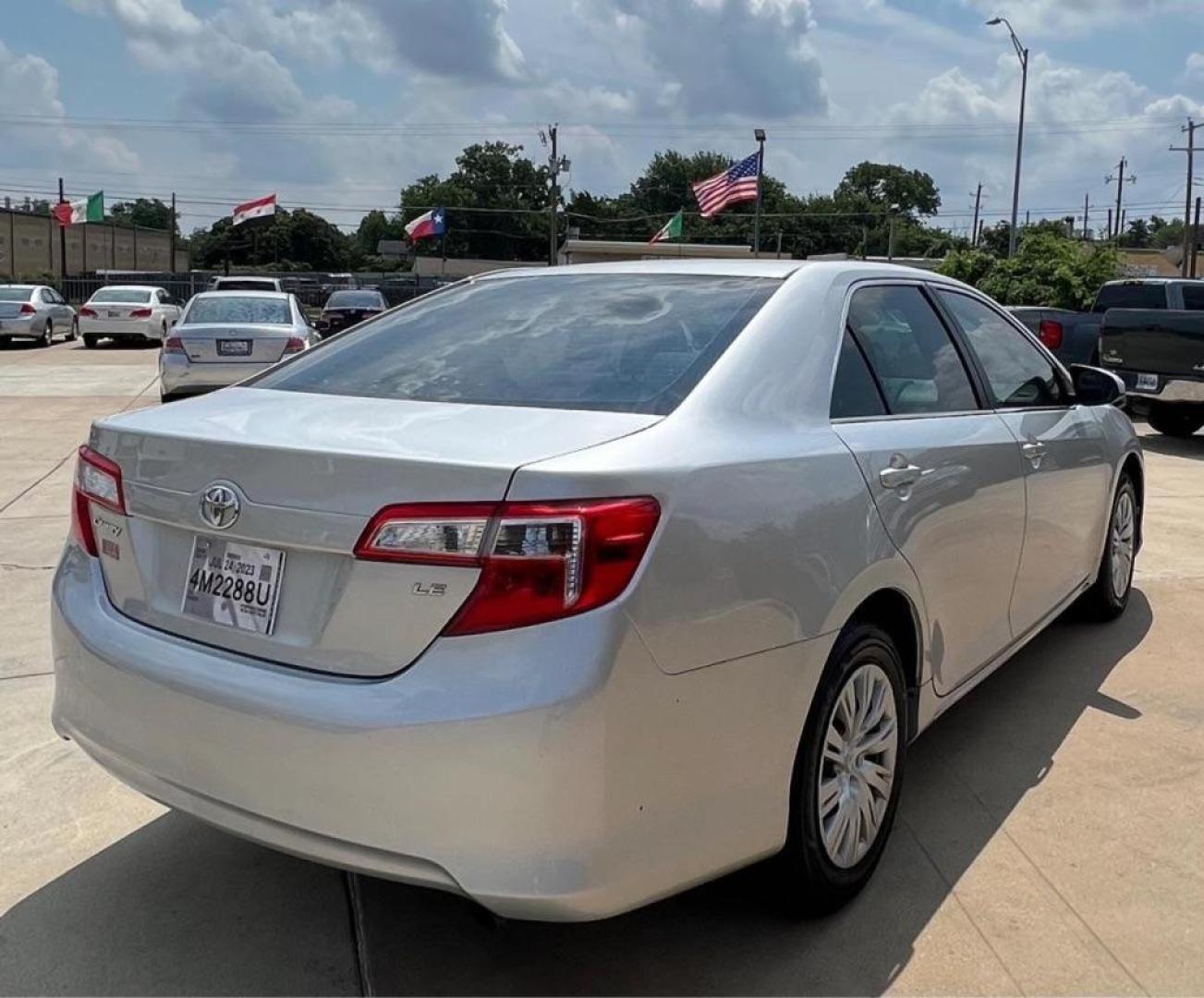 2012 SILVER TOYOTA CAMRY BASE (4T1BF1FK3CU) with an 2.5L engine, Automatic transmission, located at 4415 NE 28th St, Haltom City, TX, 76117, (817) 222-9334, 32.795322, -97.280937 - Photo#5