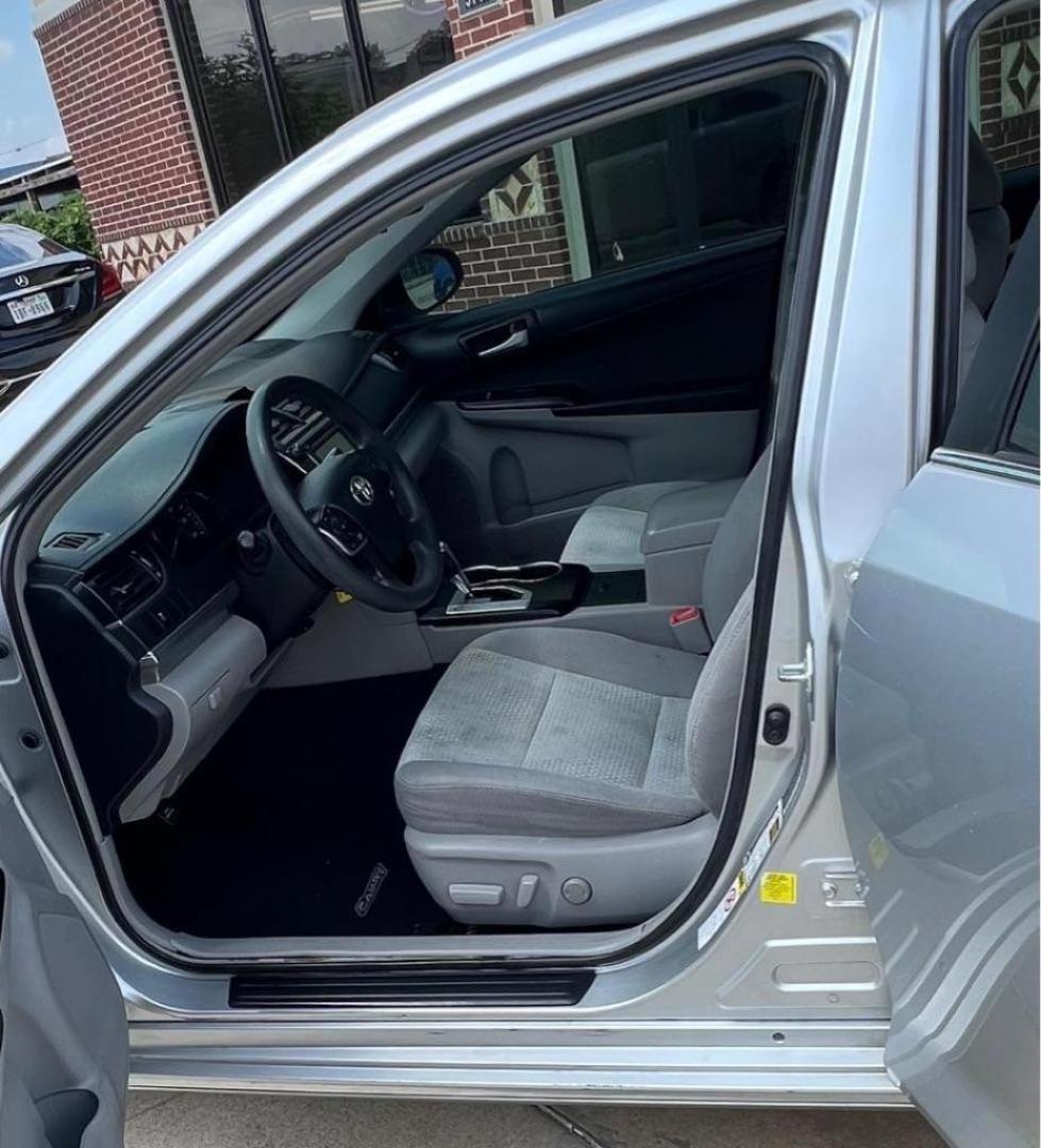 2012 SILVER TOYOTA CAMRY BASE (4T1BF1FK3CU) with an 2.5L engine, Automatic transmission, located at 4415 NE 28th St, Haltom City, TX, 76117, (817) 222-9334, 32.795322, -97.280937 - Photo#9