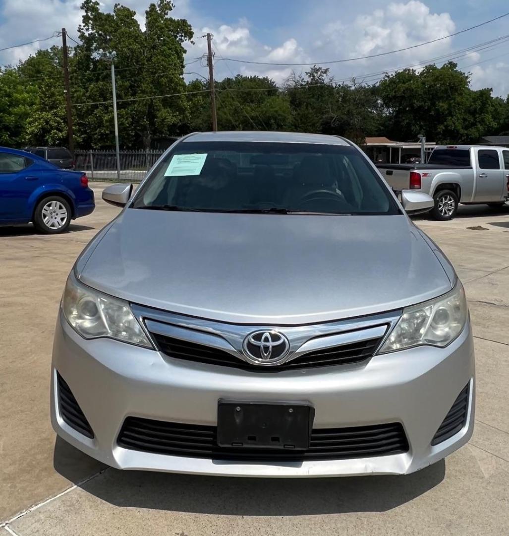 2012 SILVER TOYOTA CAMRY BASE (4T1BF1FK3CU) with an 2.5L engine, Automatic transmission, located at 4415 NE 28th St, Haltom City, TX, 76117, (817) 222-9334, 32.795322, -97.280937 - Photo#4