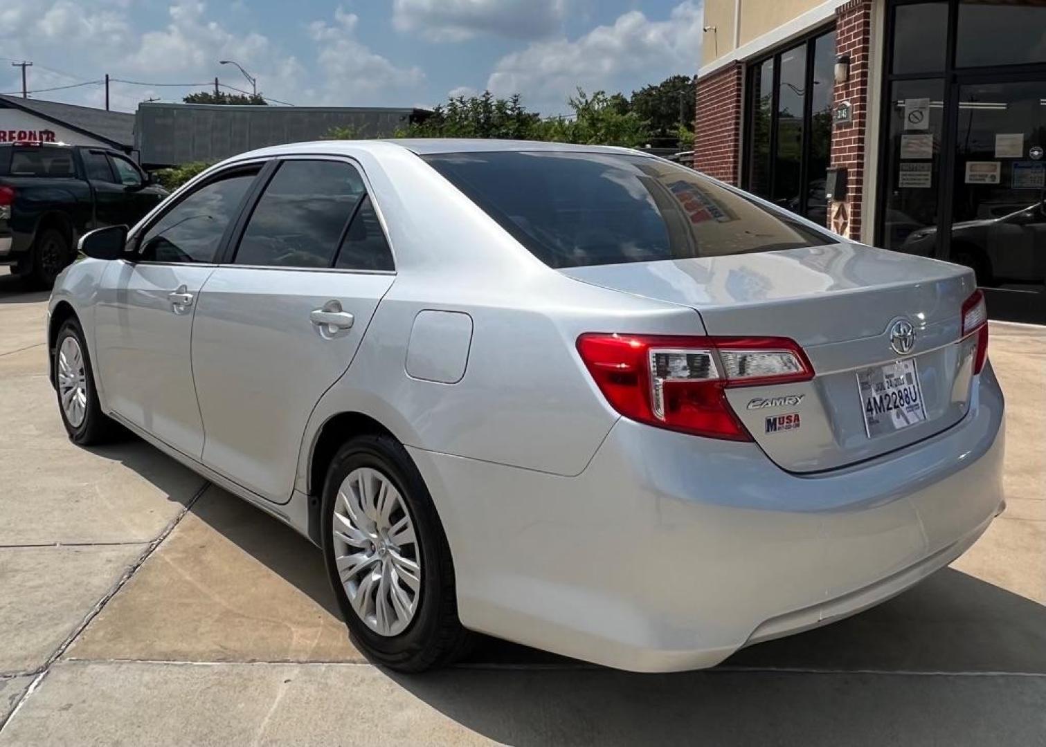 2012 SILVER TOYOTA CAMRY BASE (4T1BF1FK3CU) with an 2.5L engine, Automatic transmission, located at 4415 NE 28th St, Haltom City, TX, 76117, (817) 222-9334, 32.795322, -97.280937 - Photo#6