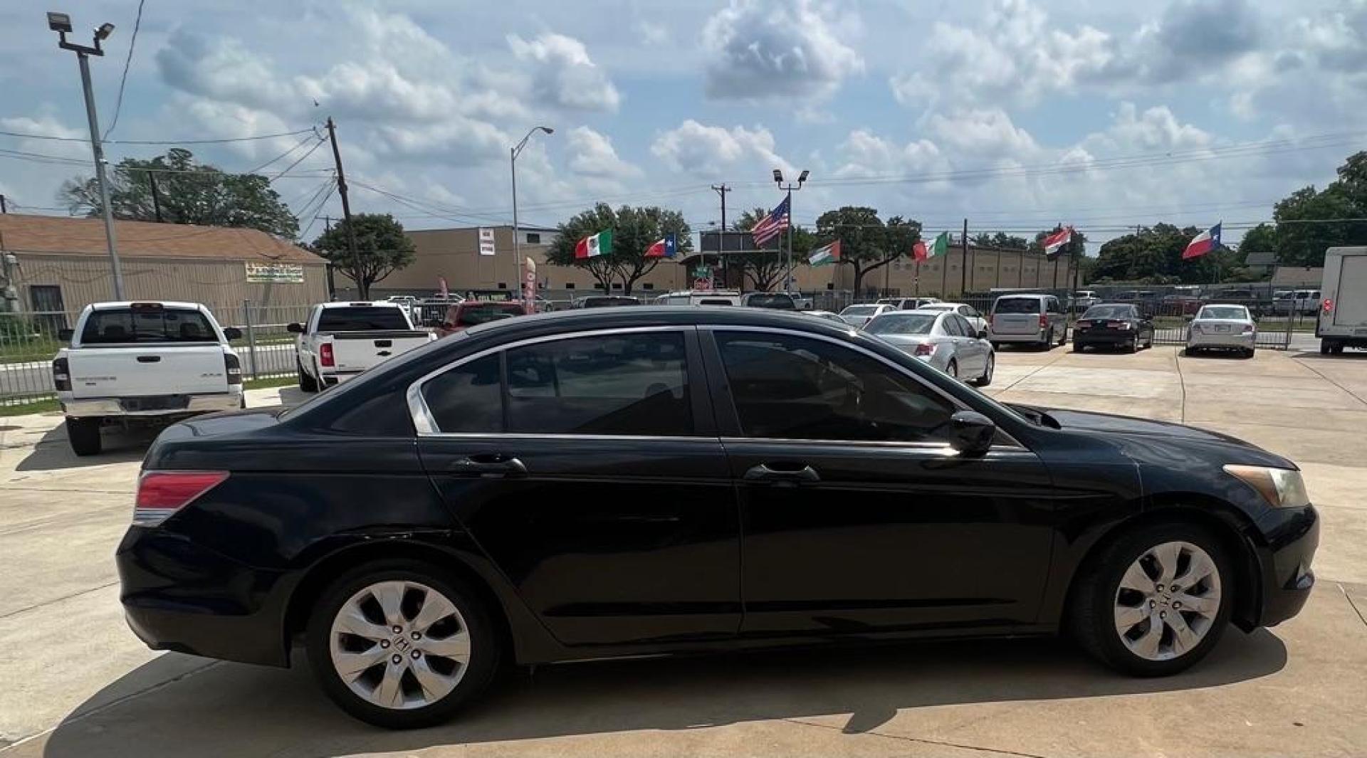 2010 BLACK HONDA ACCORD EXL (1HGCP2F88AA) with an 2.4L engine, Automatic transmission, located at 4415 NE 28th St, Haltom City, TX, 76117, (817) 222-9334, 32.795322, -97.280937 - Photo#4
