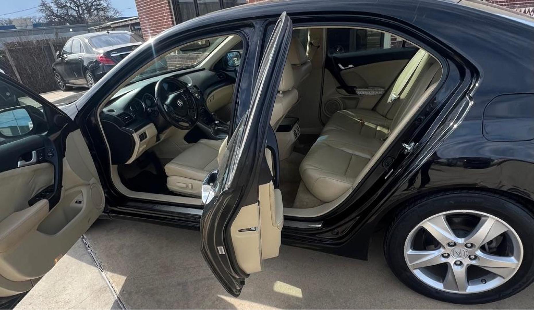 2011 BLACK ACURA TSX (JH4CU2F68BC) with an 2.4L engine, Automatic transmission, located at 4415 NE 28th St, Haltom City, TX, 76117, (817) 222-9334, 32.795322, -97.280937 - Photo#9