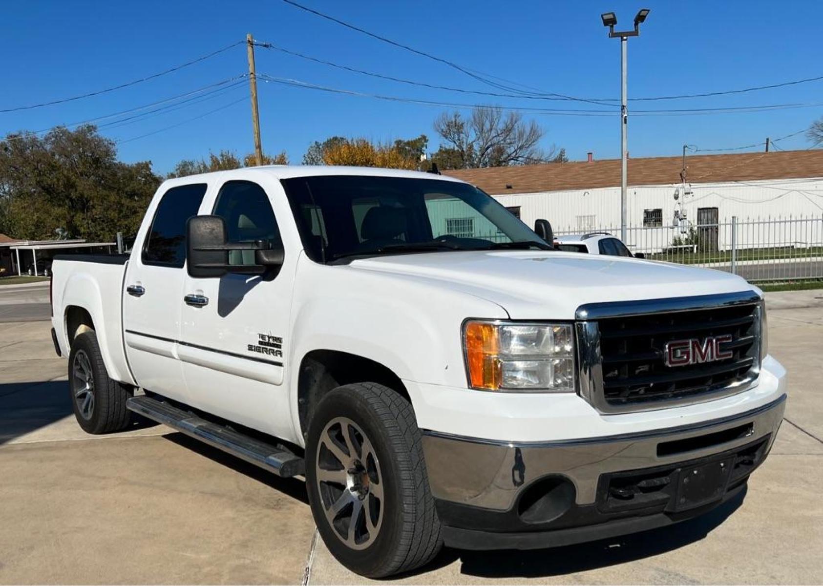 2011 White GMC SIERRA 1500 SLE (3GTP1VE06BG) with an 5.3L engine, Automatic transmission, located at 4415 NE 28th St, Haltom City, TX, 76117, (817) 222-9334, 32.795322, -97.280937 - Photo #3