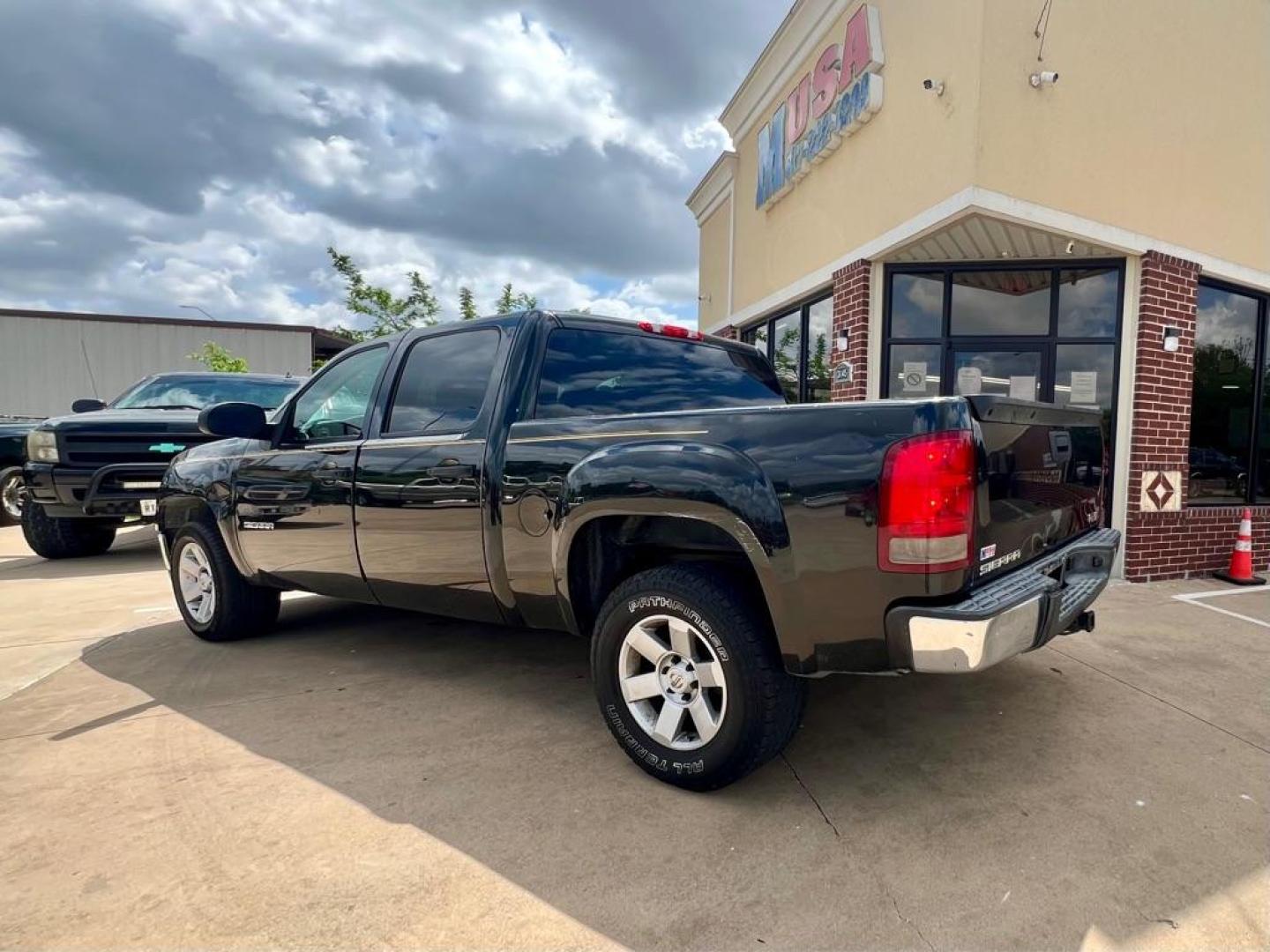 2010 BLACK GMC SIERRA 1500 SL (3GTRCUEA1AG) with an 4.8L engine, Automatic transmission, located at 4415 NE 28th St, Haltom City, TX, 76117, (817) 222-9334, 32.795322, -97.280937 - Photo#3