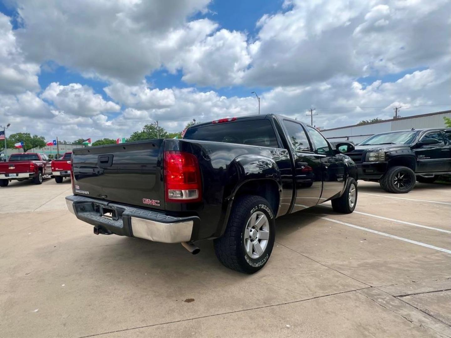 2010 BLACK GMC SIERRA 1500 SL (3GTRCUEA1AG) with an 4.8L engine, Automatic transmission, located at 4415 NE 28th St, Haltom City, TX, 76117, (817) 222-9334, 32.795322, -97.280937 - Photo#4