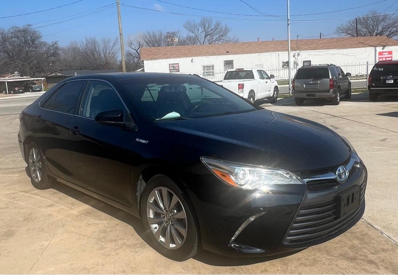 2015 BLACK TOYOTA CAMRY HYBRID (4T1BD1FK3FU) with an 2.5L engine, Continuously Variable transmission, located at 4415 NE 28th St, Haltom City, TX, 76117, (817) 222-9334, 32.795322, -97.280937- Photo#4