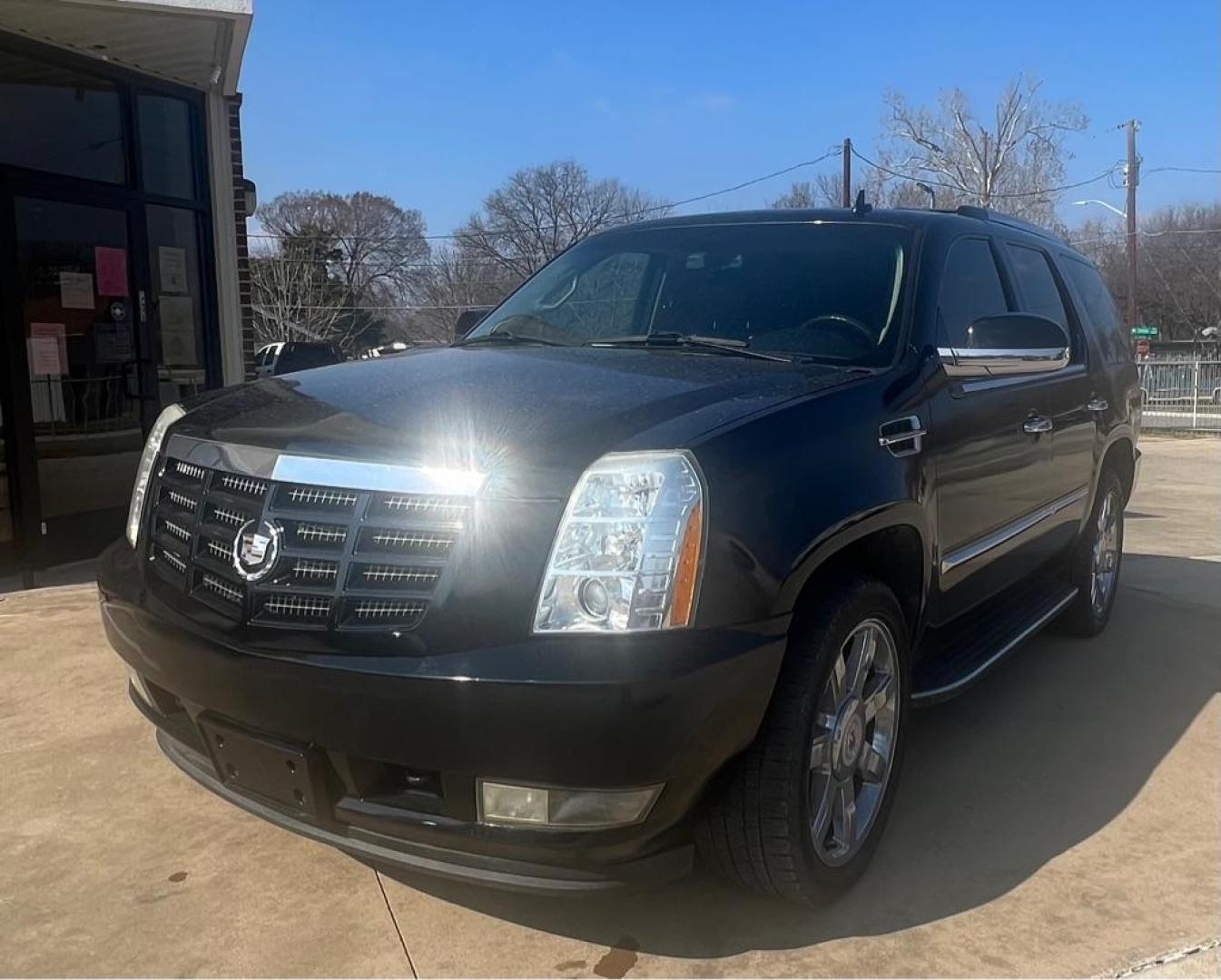 2010 BLACK CADILLAC ESCALADE LUXURY (1GYUCBEF4AR) with an 6.2L engine, Automatic transmission, located at 4415 NE 28th St, Haltom City, TX, 76117, (817) 222-9334, 32.795322, -97.280937- Photo#1