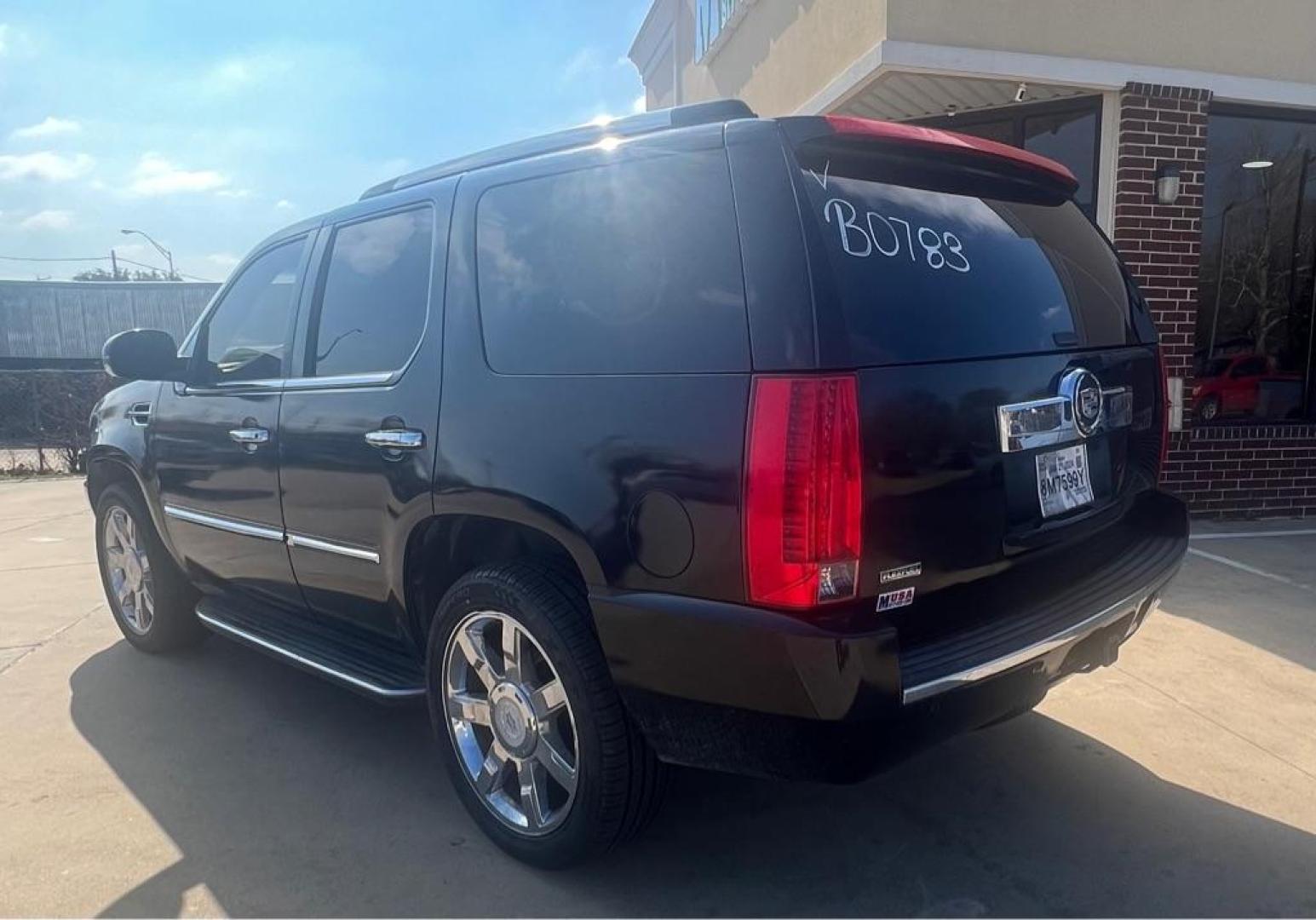 2010 BLACK CADILLAC ESCALADE LUXURY (1GYUCBEF4AR) with an 6.2L engine, Automatic transmission, located at 4415 NE 28th St, Haltom City, TX, 76117, (817) 222-9334, 32.795322, -97.280937- Photo#2