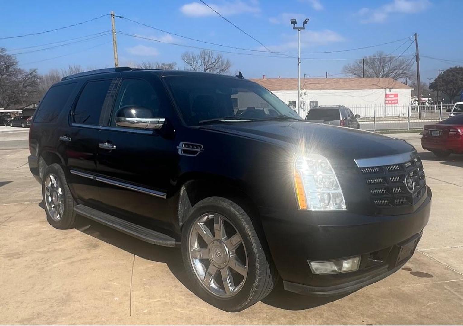 2010 BLACK CADILLAC ESCALADE LUXURY (1GYUCBEF4AR) with an 6.2L engine, Automatic transmission, located at 4415 NE 28th St, Haltom City, TX, 76117, (817) 222-9334, 32.795322, -97.280937- Photo#4