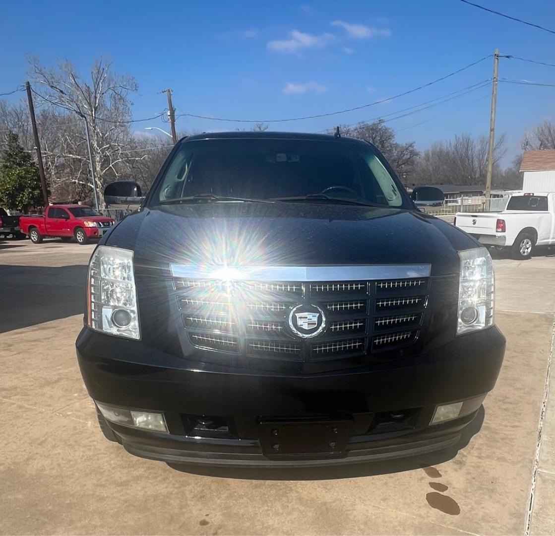 2010 BLACK CADILLAC ESCALADE LUXURY (1GYUCBEF4AR) with an 6.2L engine, Automatic transmission, located at 4415 NE 28th St, Haltom City, TX, 76117, (817) 222-9334, 32.795322, -97.280937- Photo#5