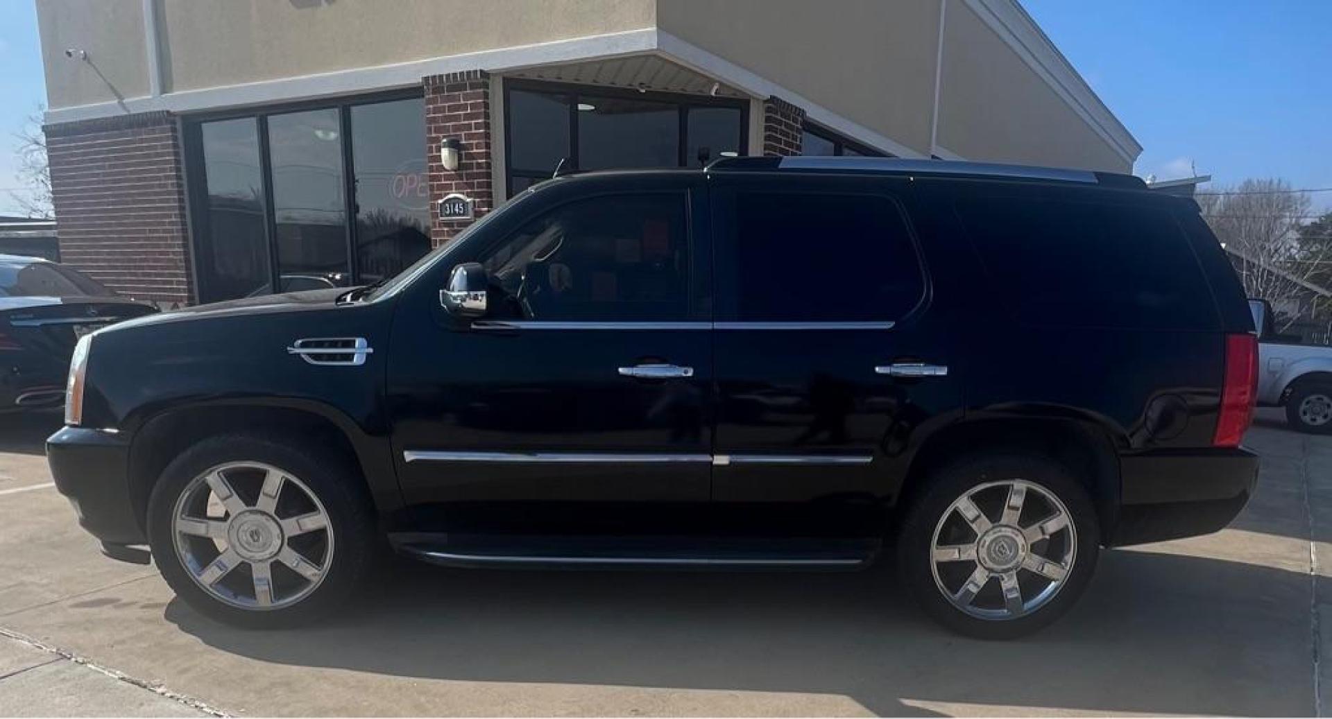 2010 BLACK CADILLAC ESCALADE LUXURY (1GYUCBEF4AR) with an 6.2L engine, Automatic transmission, located at 4415 NE 28th St, Haltom City, TX, 76117, (817) 222-9334, 32.795322, -97.280937- Photo#6