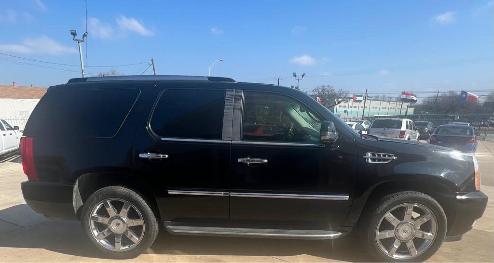 2010 BLACK CADILLAC ESCALADE LUXURY (1GYUCBEF4AR) with an 6.2L engine, Automatic transmission, located at 4415 NE 28th St, Haltom City, TX, 76117, (817) 222-9334, 32.795322, -97.280937- Photo#8