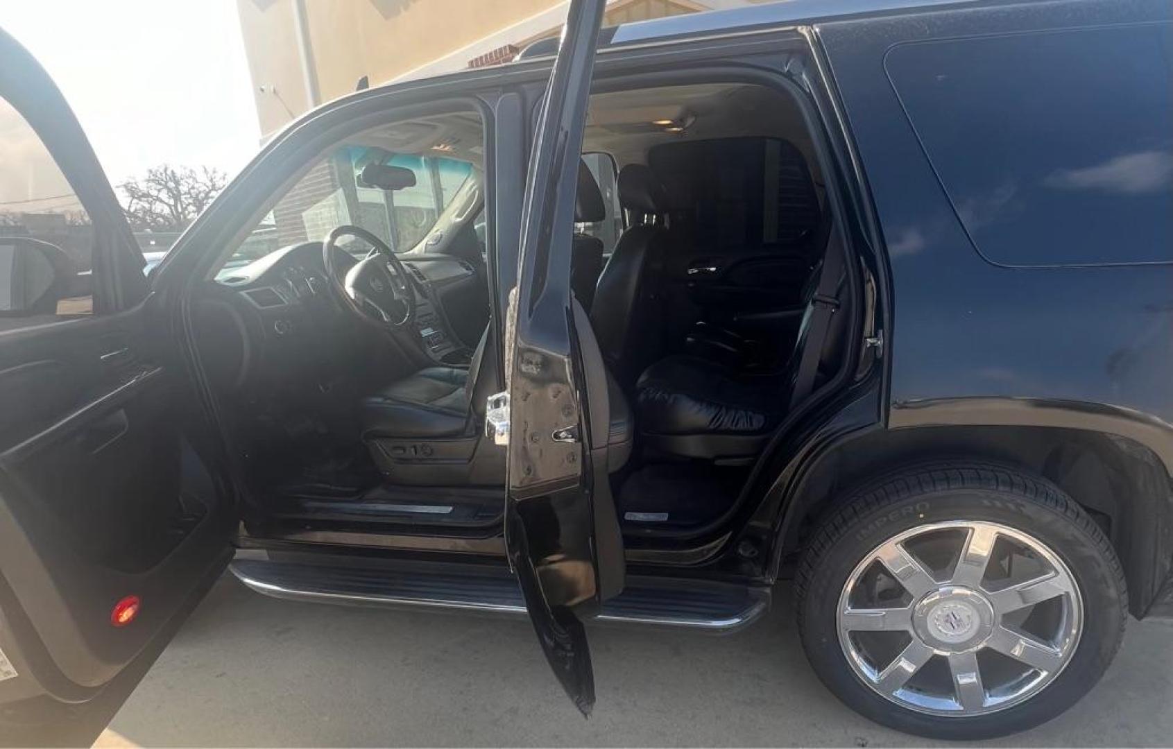 2010 BLACK CADILLAC ESCALADE LUXURY (1GYUCBEF4AR) with an 6.2L engine, Automatic transmission, located at 4415 NE 28th St, Haltom City, TX, 76117, (817) 222-9334, 32.795322, -97.280937- Photo#9