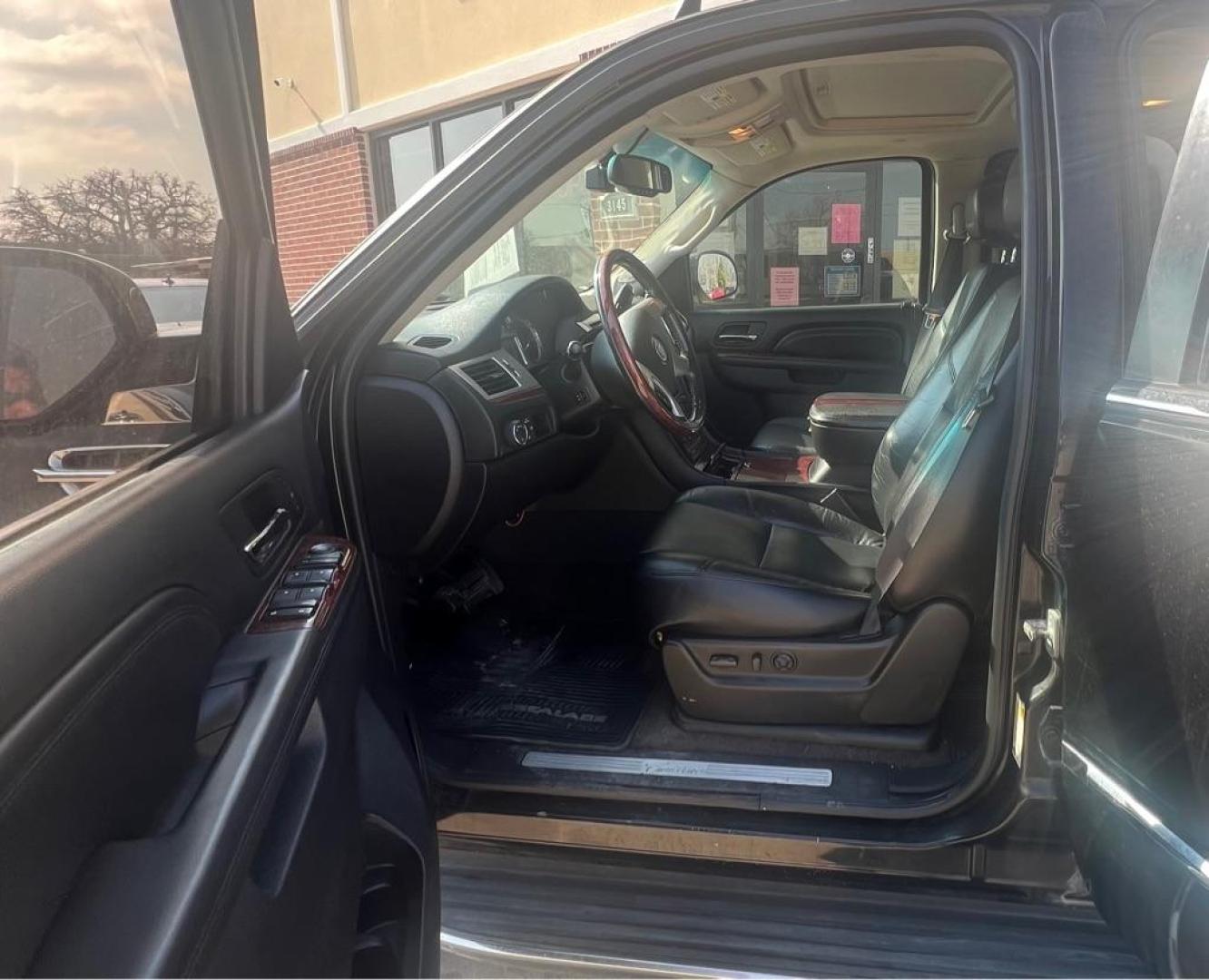 2010 BLACK CADILLAC ESCALADE LUXURY (1GYUCBEF4AR) with an 6.2L engine, Automatic transmission, located at 4415 NE 28th St, Haltom City, TX, 76117, (817) 222-9334, 32.795322, -97.280937- Photo#10