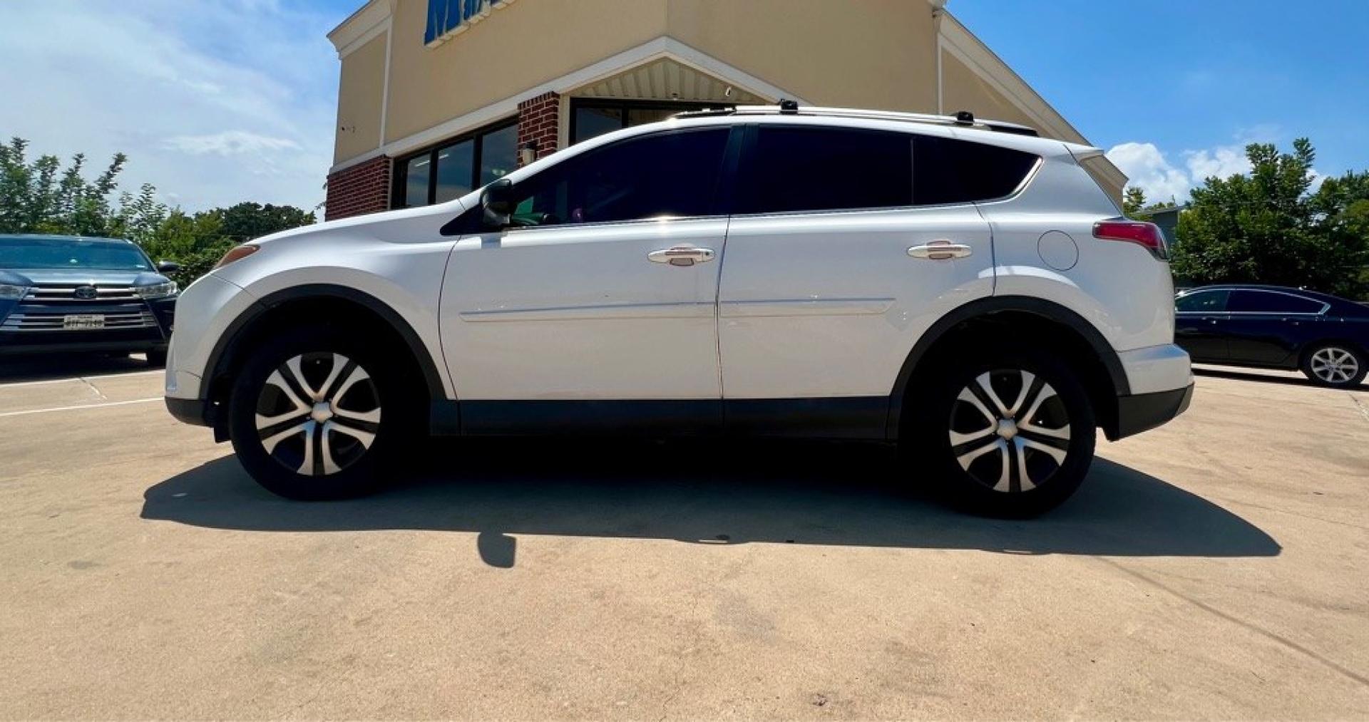 2016 WHITE TOYOTA RAV4 LE (2T3ZFREV3GW) with an 2.5L engine, Automatic transmission, located at 4415 NE 28th St, Haltom City, TX, 76117, (817) 222-9334, 32.795322, -97.280937- Photo#2