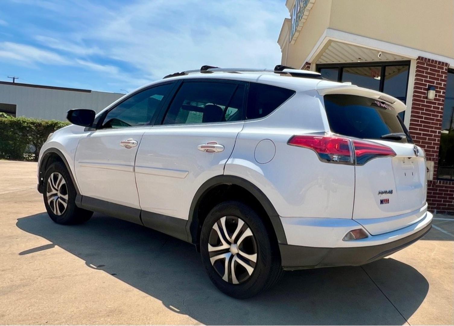 2016 WHITE TOYOTA RAV4 LE (2T3ZFREV3GW) with an 2.5L engine, Automatic transmission, located at 4415 NE 28th St, Haltom City, TX, 76117, (817) 222-9334, 32.795322, -97.280937- Photo#3