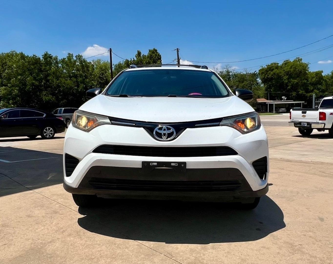 2016 WHITE TOYOTA RAV4 LE (2T3ZFREV3GW) with an 2.5L engine, Automatic transmission, located at 4415 NE 28th St, Haltom City, TX, 76117, (817) 222-9334, 32.795322, -97.280937- Photo#5