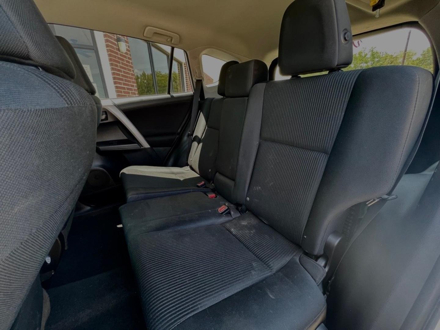 2016 WHITE TOYOTA RAV4 LE (2T3ZFREV3GW) with an 2.5L engine, Automatic transmission, located at 4415 NE 28th St, Haltom City, TX, 76117, (817) 222-9334, 32.795322, -97.280937- Photo#8