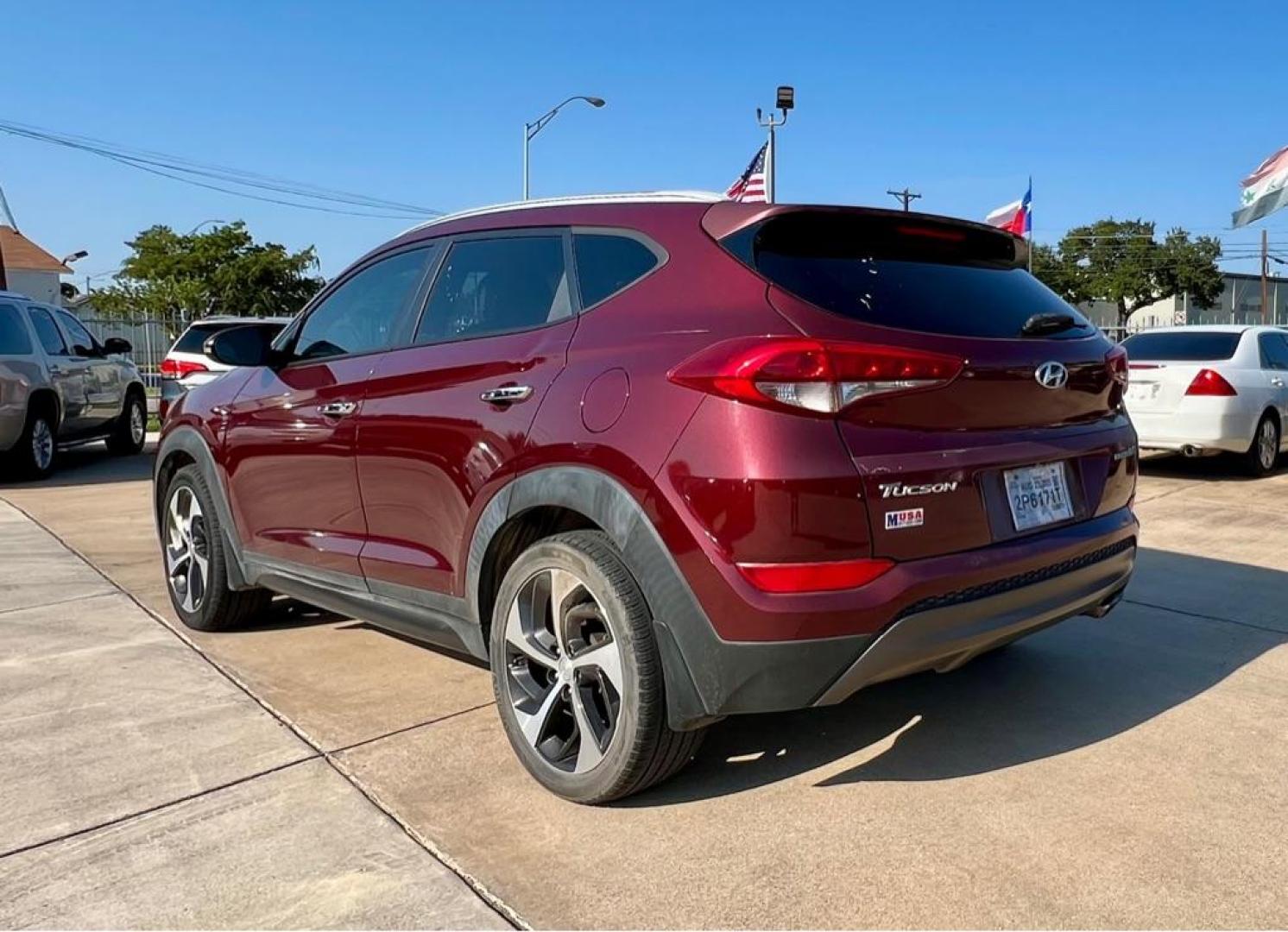 2016 Maroon HYUNDAI TUCSON LIMITED (KM8J33A28GU) with an 1.6L engine, Automatic transmission, located at 4415 NE 28th St, Haltom City, TX, 76117, (817) 222-9334, 32.795322, -97.280937 - Photo#3