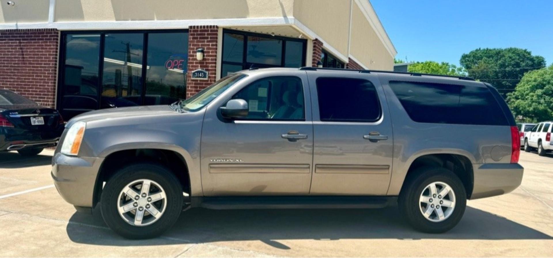 2011 GRAY GMC YUKON XL 1500 SLE (1GKS1HE00BR) with an 5.3L engine, Automatic transmission, located at 4415 NE 28th St, Haltom City, TX, 76117, (817) 222-9334, 32.795322, -97.280937- Photo#1