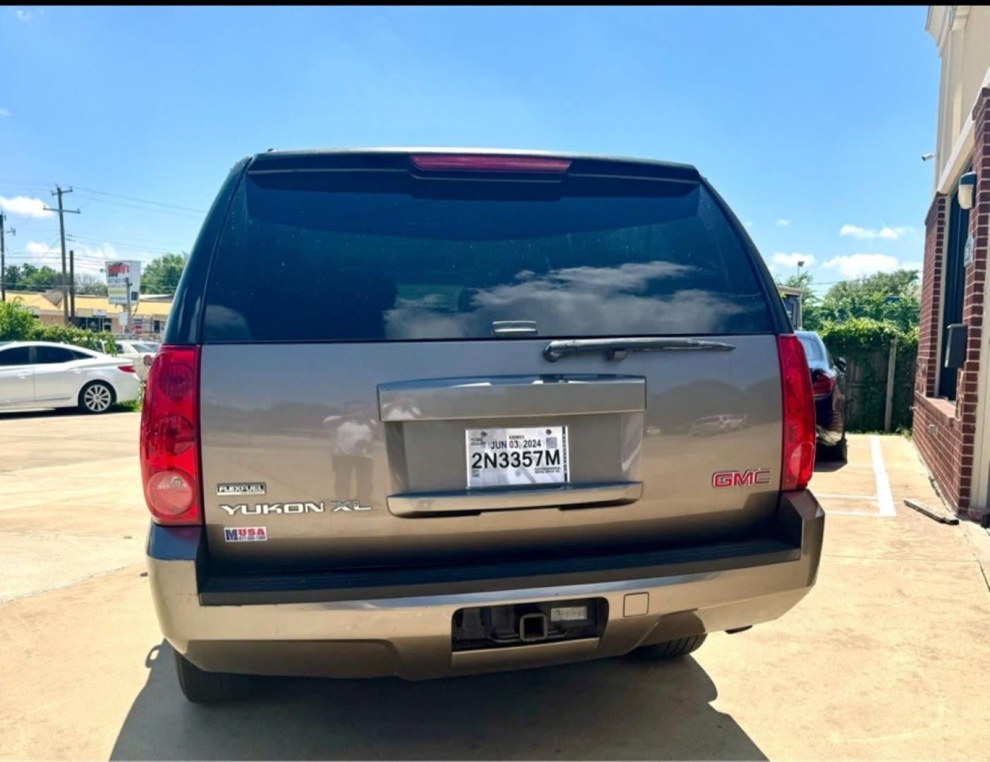 2011 GRAY GMC YUKON XL 1500 SLE (1GKS1HE00BR) with an 5.3L engine, Automatic transmission, located at 4415 NE 28th St, Haltom City, TX, 76117, (817) 222-9334, 32.795322, -97.280937- Photo#2