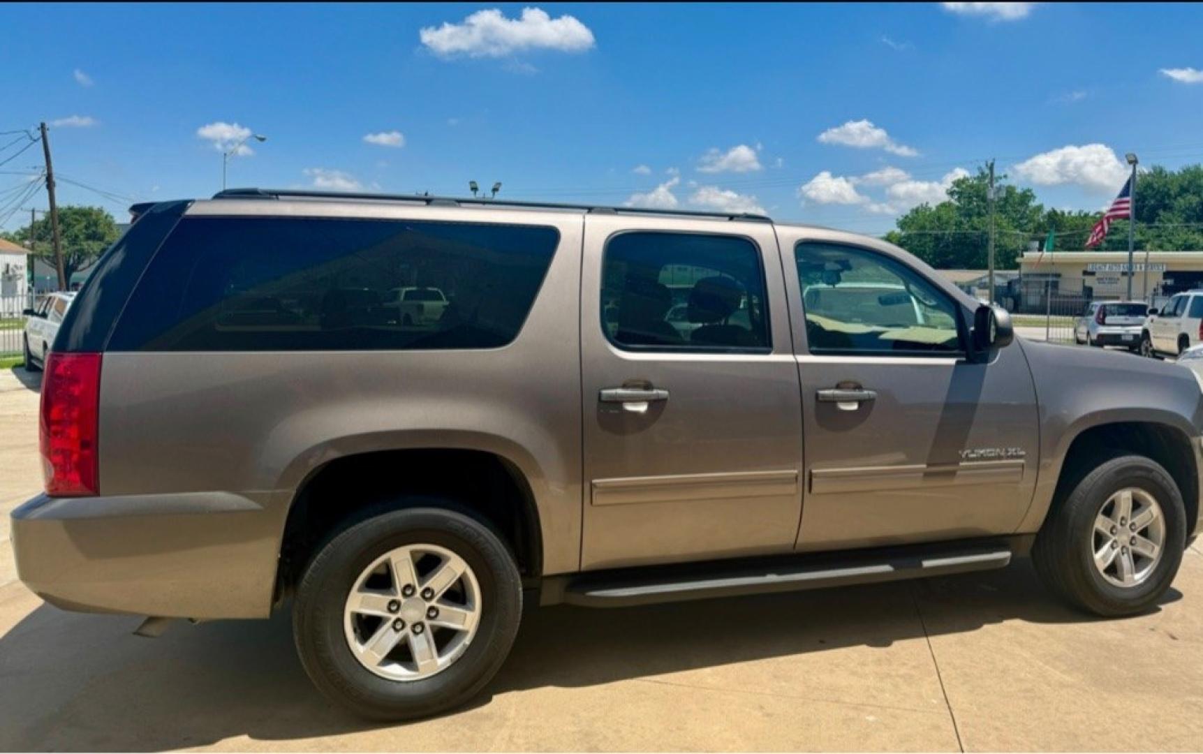 2011 GRAY GMC YUKON XL 1500 SLE (1GKS1HE00BR) with an 5.3L engine, Automatic transmission, located at 4415 NE 28th St, Haltom City, TX, 76117, (817) 222-9334, 32.795322, -97.280937- Photo#3