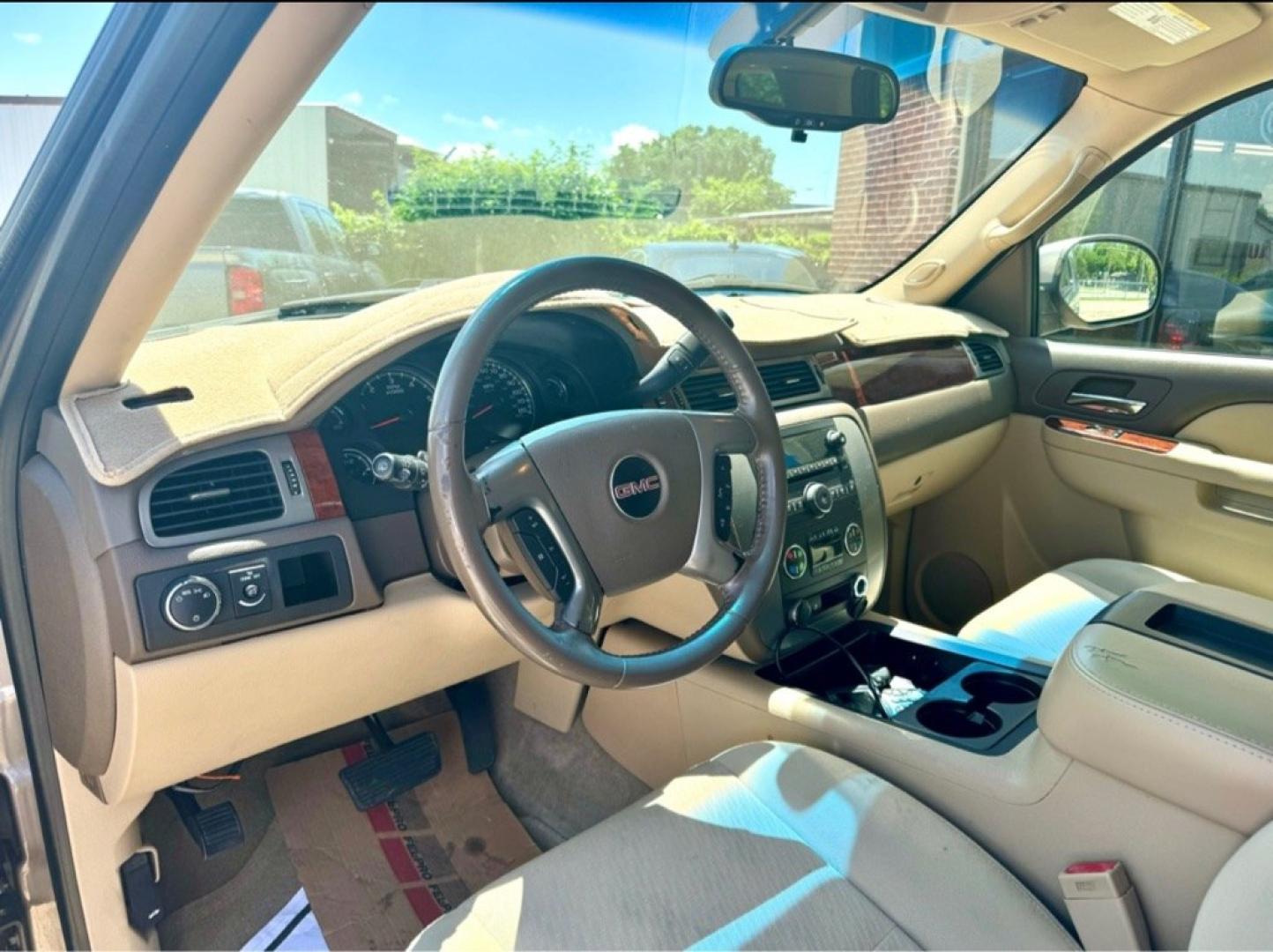 2011 GRAY GMC YUKON XL 1500 SLE (1GKS1HE00BR) with an 5.3L engine, Automatic transmission, located at 4415 NE 28th St, Haltom City, TX, 76117, (817) 222-9334, 32.795322, -97.280937- Photo#4