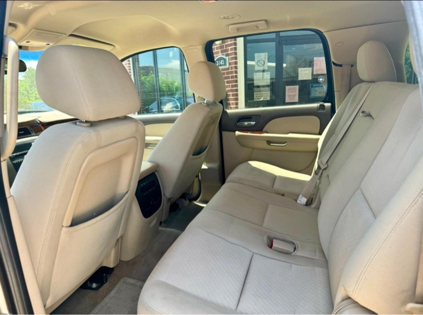 2011 GRAY GMC YUKON XL 1500 SLE (1GKS1HE00BR) with an 5.3L engine, Automatic transmission, located at 4415 NE 28th St, Haltom City, TX, 76117, (817) 222-9334, 32.795322, -97.280937- Photo#5