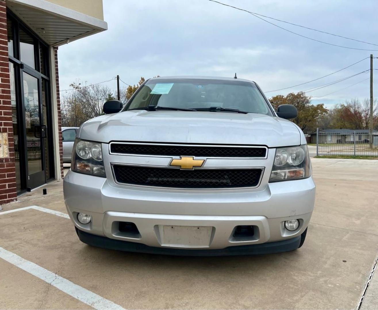 2012 SILVER CHEVROLET TAHOE 1500 LT (1GNSCBE00CR) with an 5.3L engine, Automatic transmission, located at 4415 NE 28th St, Haltom City, TX, 76117, (817) 222-9334, 32.795322, -97.280937 - Photo#1