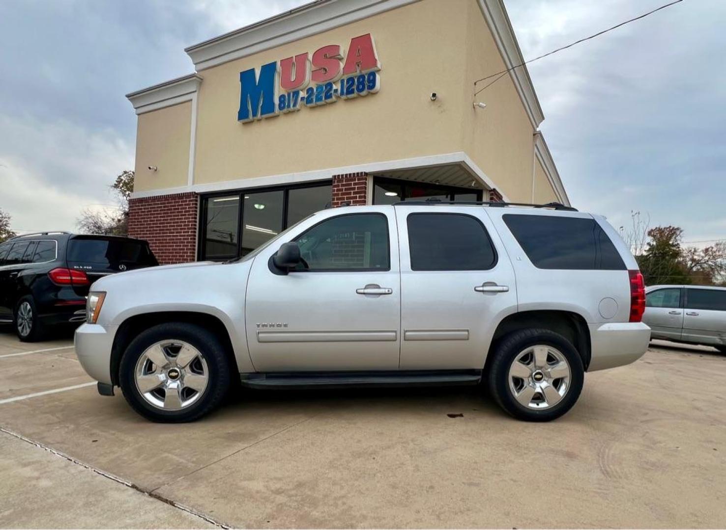 2012 SILVER CHEVROLET TAHOE 1500 LT (1GNSCBE00CR) with an 5.3L engine, Automatic transmission, located at 4415 NE 28th St, Haltom City, TX, 76117, (817) 222-9334, 32.795322, -97.280937 - Photo#2