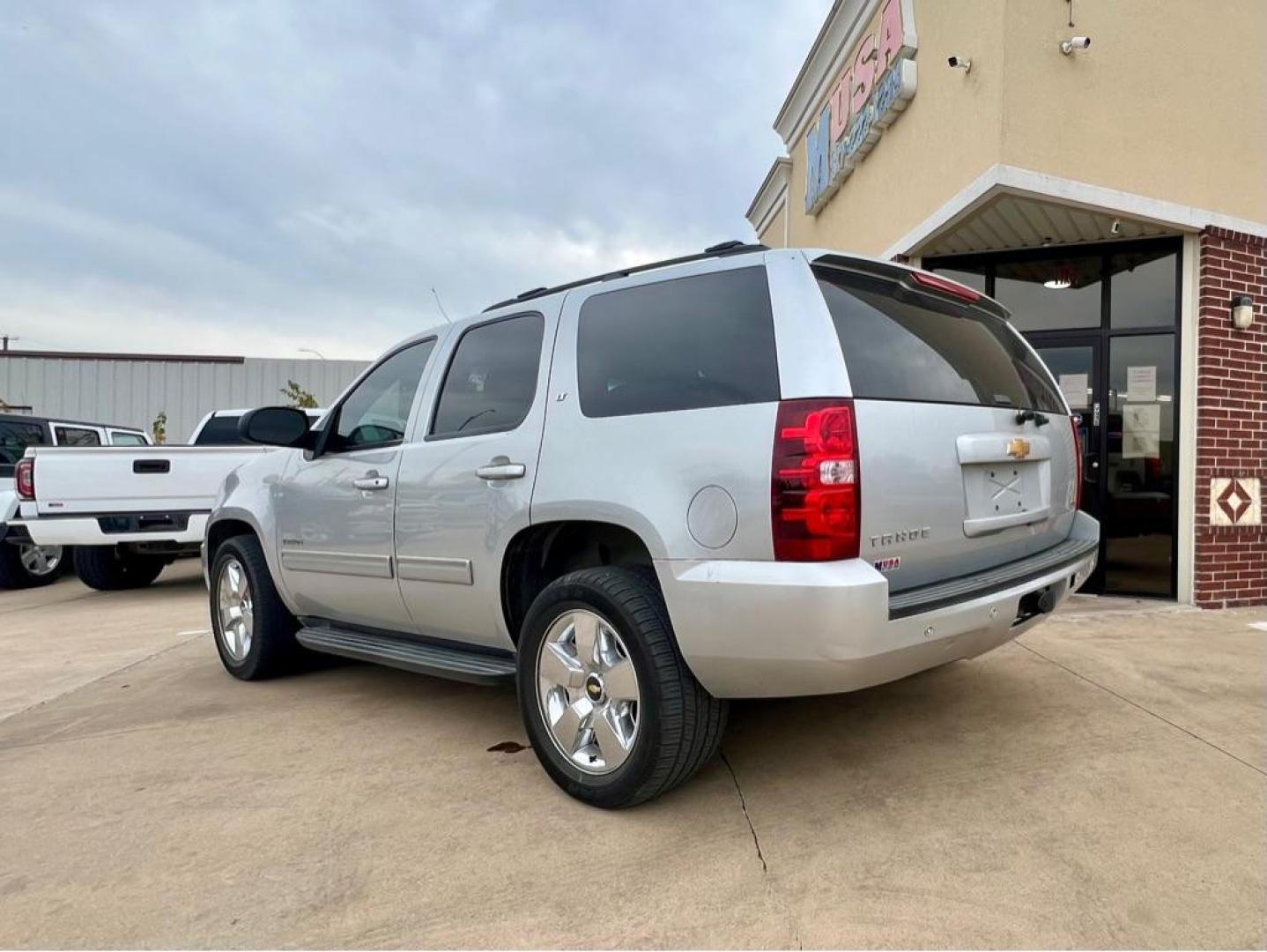 2012 SILVER CHEVROLET TAHOE 1500 LT (1GNSCBE00CR) with an 5.3L engine, Automatic transmission, located at 4415 NE 28th St, Haltom City, TX, 76117, (817) 222-9334, 32.795322, -97.280937 - Photo#3