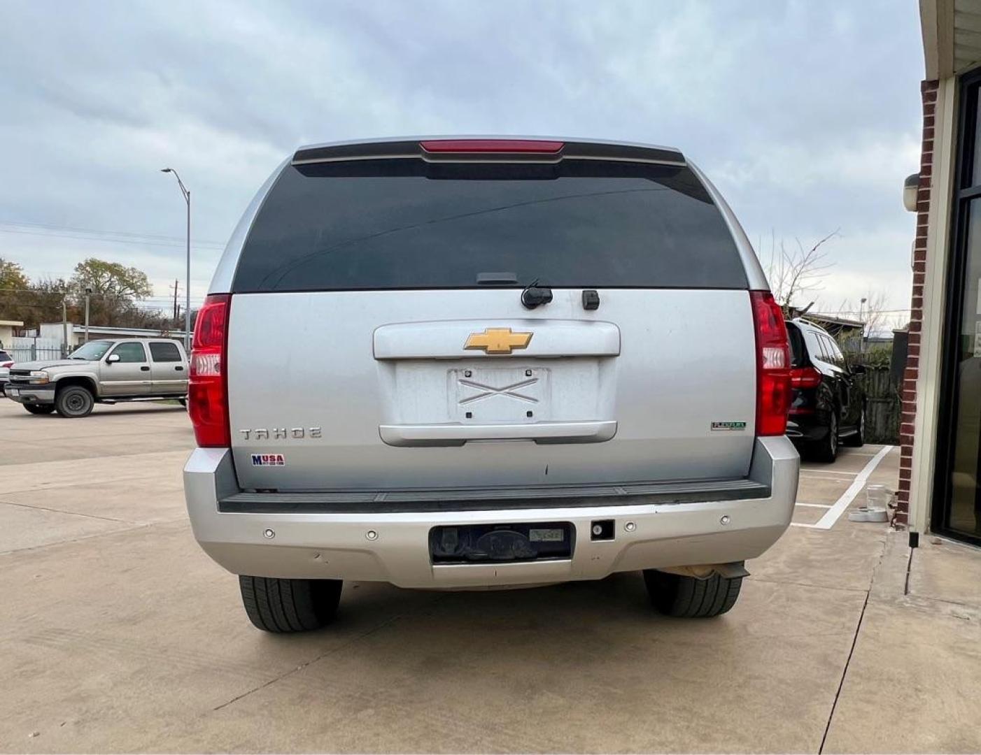2012 SILVER CHEVROLET TAHOE 1500 LT (1GNSCBE00CR) with an 5.3L engine, Automatic transmission, located at 4415 NE 28th St, Haltom City, TX, 76117, (817) 222-9334, 32.795322, -97.280937 - Photo#4