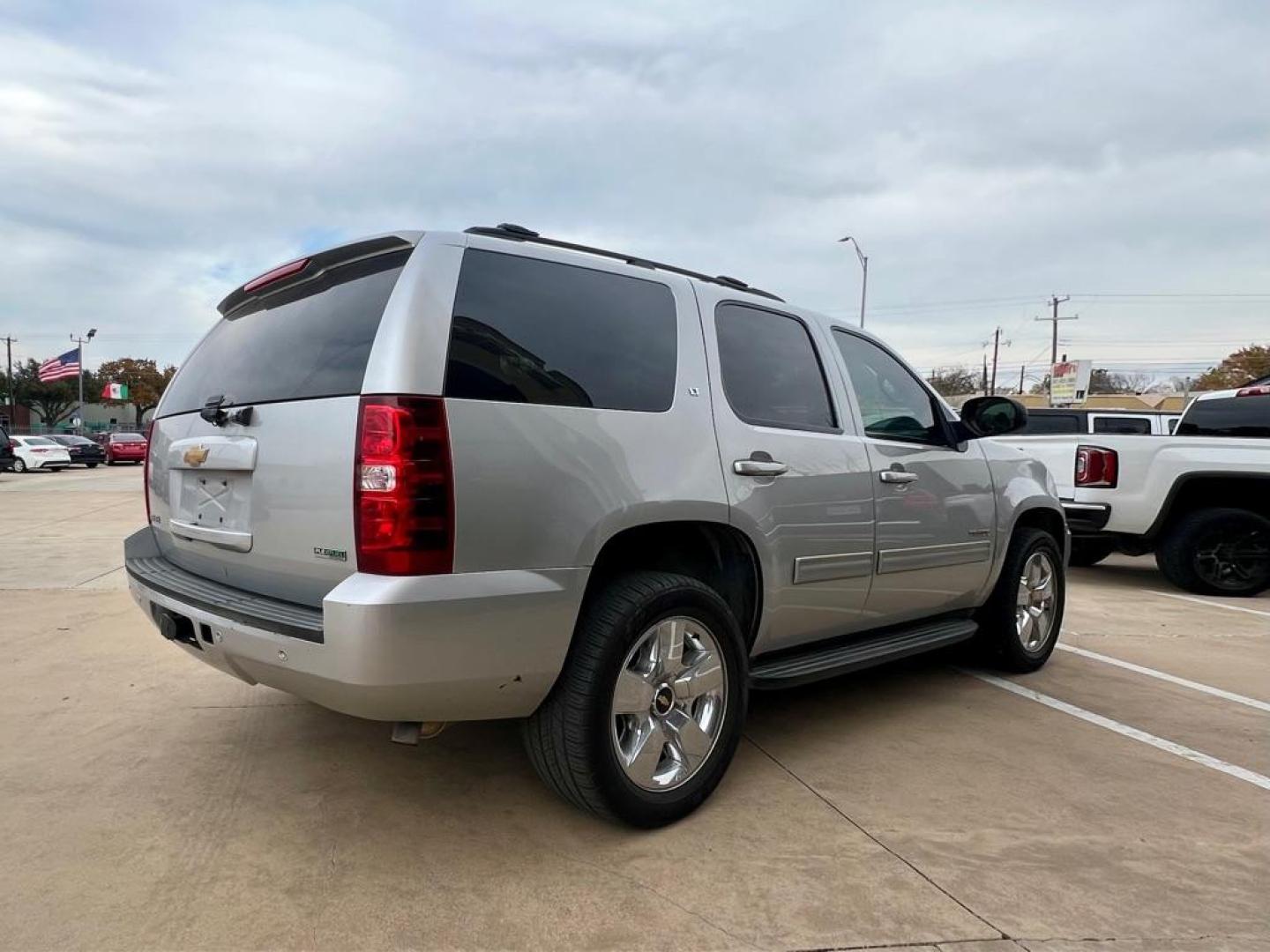 2012 SILVER CHEVROLET TAHOE 1500 LT (1GNSCBE00CR) with an 5.3L engine, Automatic transmission, located at 4415 NE 28th St, Haltom City, TX, 76117, (817) 222-9334, 32.795322, -97.280937 - Photo#5