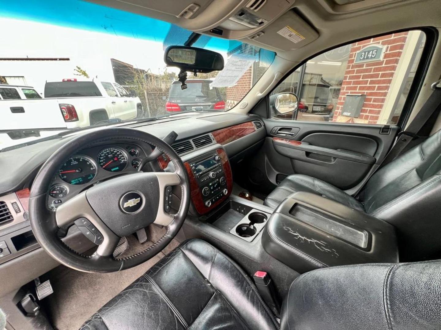 2012 SILVER CHEVROLET TAHOE 1500 LT (1GNSCBE00CR) with an 5.3L engine, Automatic transmission, located at 4415 NE 28th St, Haltom City, TX, 76117, (817) 222-9334, 32.795322, -97.280937 - Photo#6
