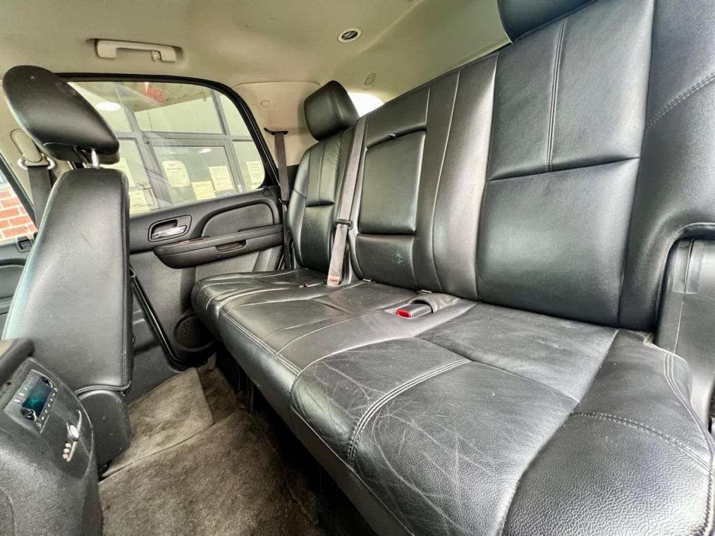 2012 SILVER CHEVROLET TAHOE 1500 LT (1GNSCBE00CR) with an 5.3L engine, Automatic transmission, located at 4415 NE 28th St, Haltom City, TX, 76117, (817) 222-9334, 32.795322, -97.280937 - Photo#8