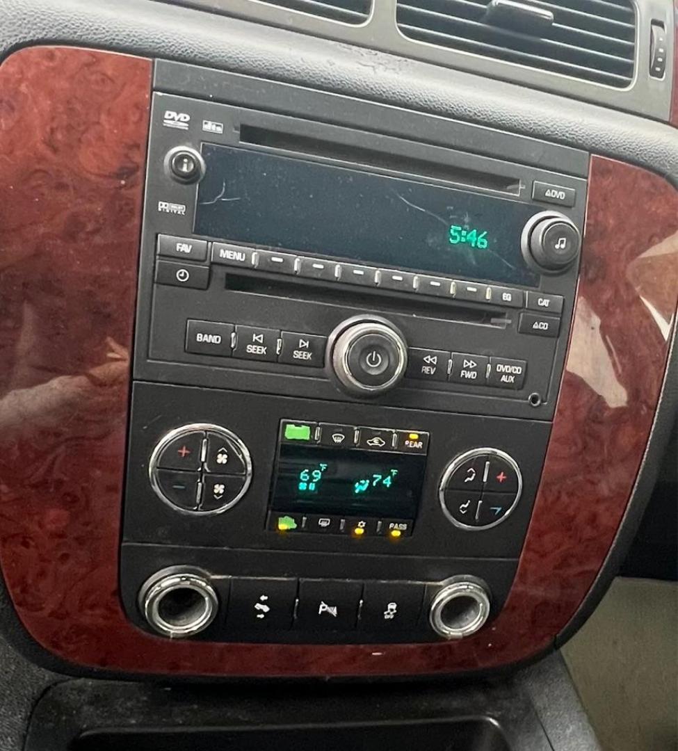 2012 SILVER CHEVROLET TAHOE 1500 LT (1GNSCBE00CR) with an 5.3L engine, Automatic transmission, located at 4415 NE 28th St, Haltom City, TX, 76117, (817) 222-9334, 32.795322, -97.280937 - Photo#10