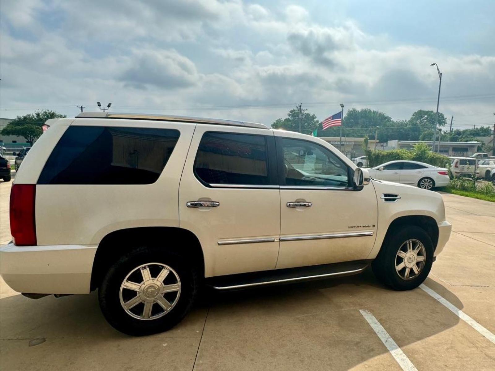 2007 White CADILLAC ESCALADE LUXURY (1GYFK63877R) with an 6.2L engine, Automatic transmission, located at 4415 NE 28th St, Haltom City, TX, 76117, (817) 222-9334, 32.795322, -97.280937 - Photo #3