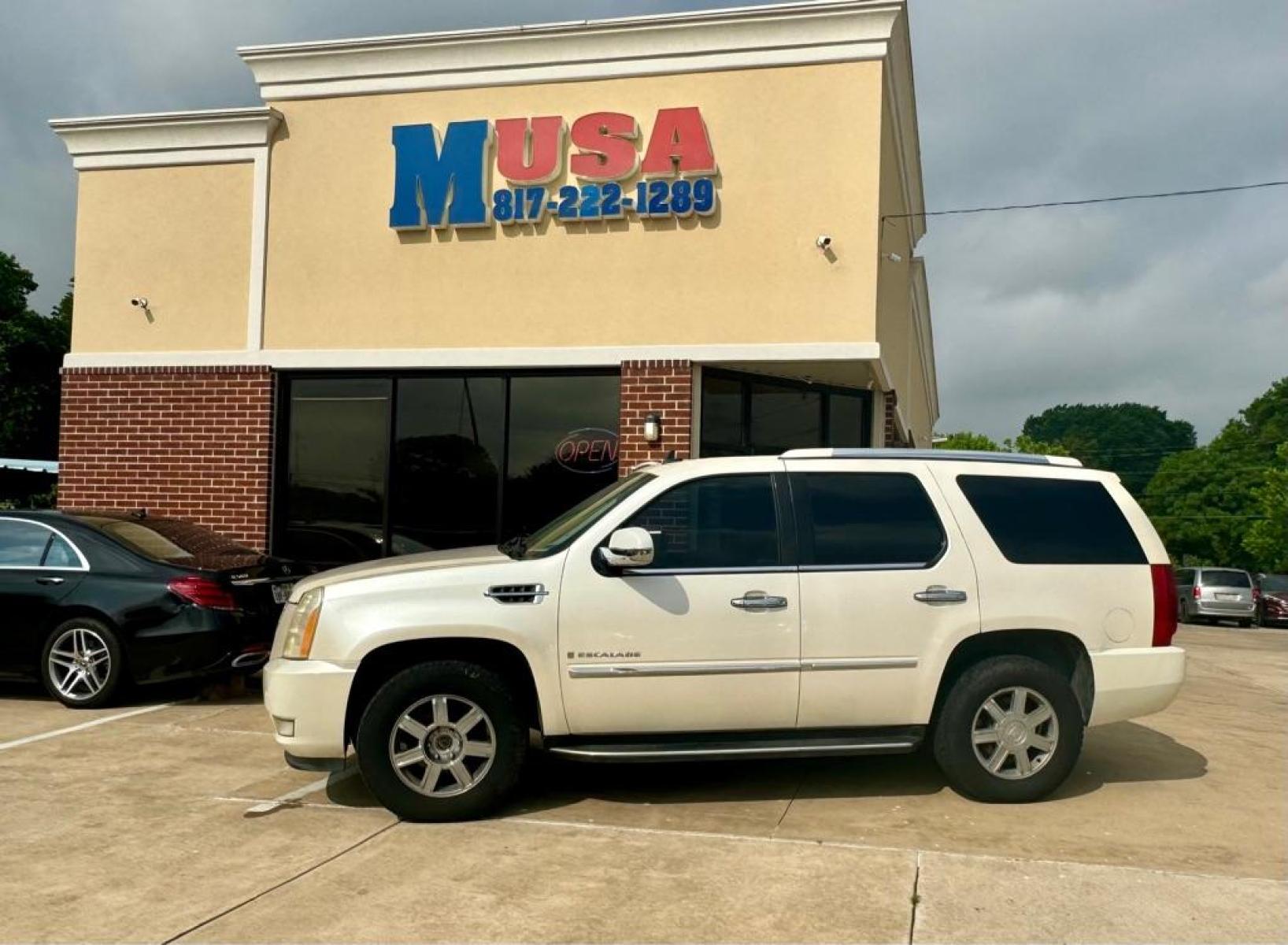 2007 White CADILLAC ESCALADE LUXURY (1GYFK63877R) with an 6.2L engine, Automatic transmission, located at 4415 NE 28th St, Haltom City, TX, 76117, (817) 222-9334, 32.795322, -97.280937 - Photo #7