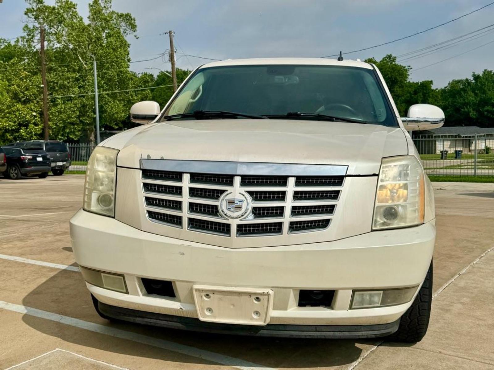 2007 White CADILLAC ESCALADE LUXURY (1GYFK63877R) with an 6.2L engine, Automatic transmission, located at 4415 NE 28th St, Haltom City, TX, 76117, (817) 222-9334, 32.795322, -97.280937 - Photo #8