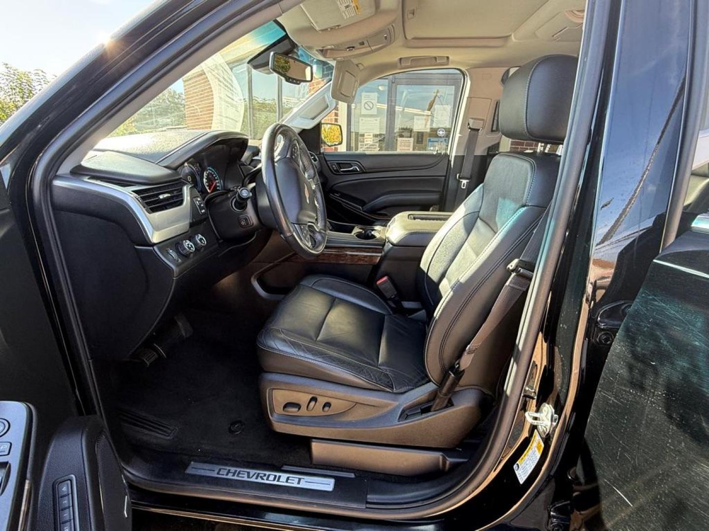 2017 Black CHEVROLET TAHOE 1500 LT (1GNSKBKC3HR) with an 5.3L engine, Automatic transmission, located at 4415 NE 28th St, Haltom City, TX, 76117, (817) 222-9334, 32.795322, -97.280937 - Photo#9