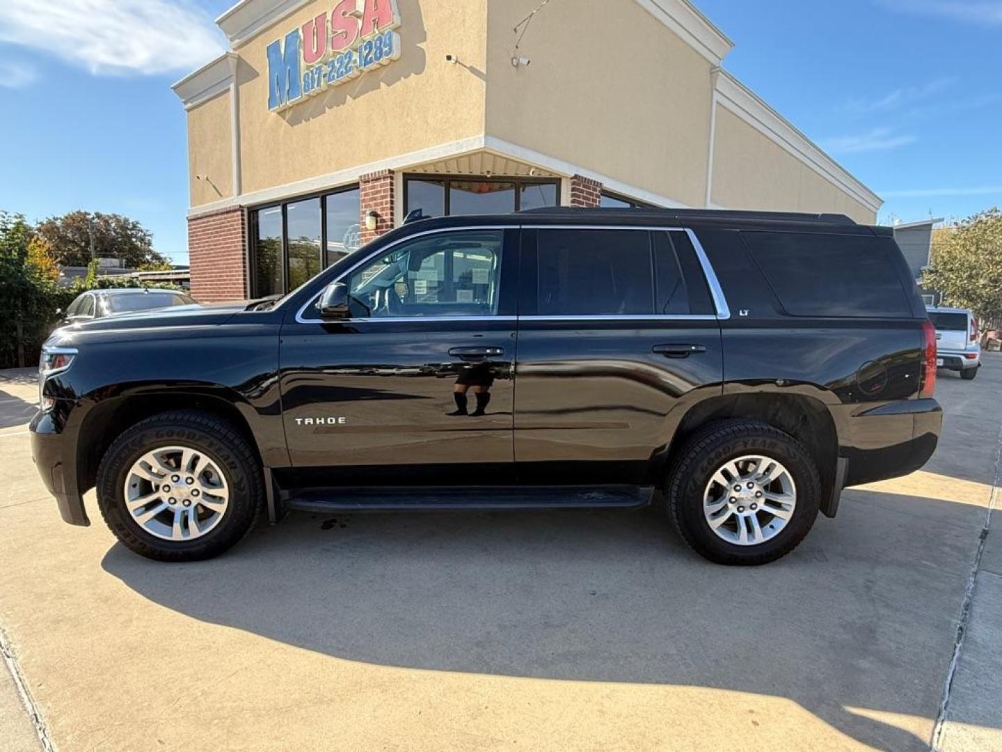 2017 Black CHEVROLET TAHOE 1500 LT (1GNSKBKC3HR) with an 5.3L engine, Automatic transmission, located at 4415 NE 28th St, Haltom City, TX, 76117, (817) 222-9334, 32.795322, -97.280937 - Photo#5