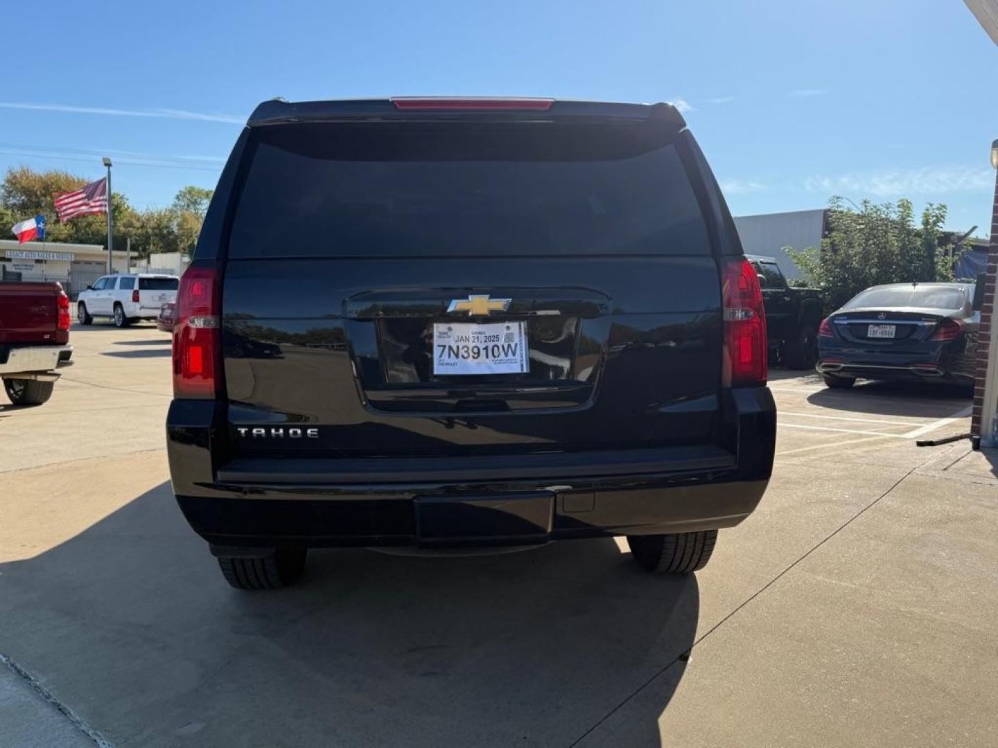 2017 Black CHEVROLET TAHOE 1500 LT (1GNSKBKC3HR) with an 5.3L engine, Automatic transmission, located at 4415 NE 28th St, Haltom City, TX, 76117, (817) 222-9334, 32.795322, -97.280937 - Photo#6
