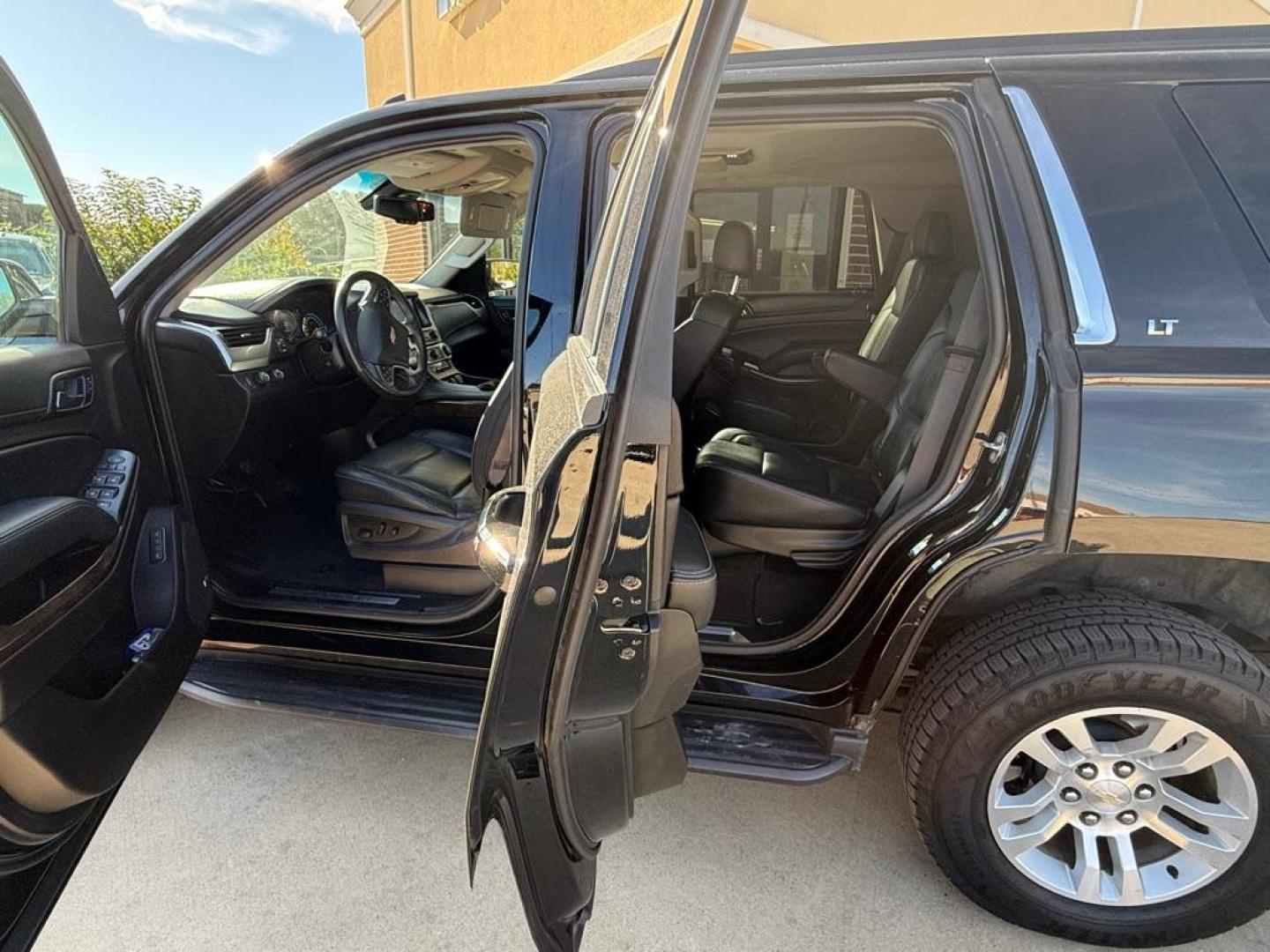 2017 Black CHEVROLET TAHOE 1500 LT (1GNSKBKC3HR) with an 5.3L engine, Automatic transmission, located at 4415 NE 28th St, Haltom City, TX, 76117, (817) 222-9334, 32.795322, -97.280937 - Photo#8