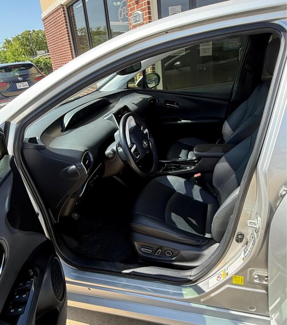 2017 SILVER TOYOTA PRIUS (JTDKARFU0H3) with an 1.8L engine, Continuously Variable transmission, located at 4415 NE 28th St, Haltom City, TX, 76117, (817) 222-9334, 32.795322, -97.280937 - Photo#10