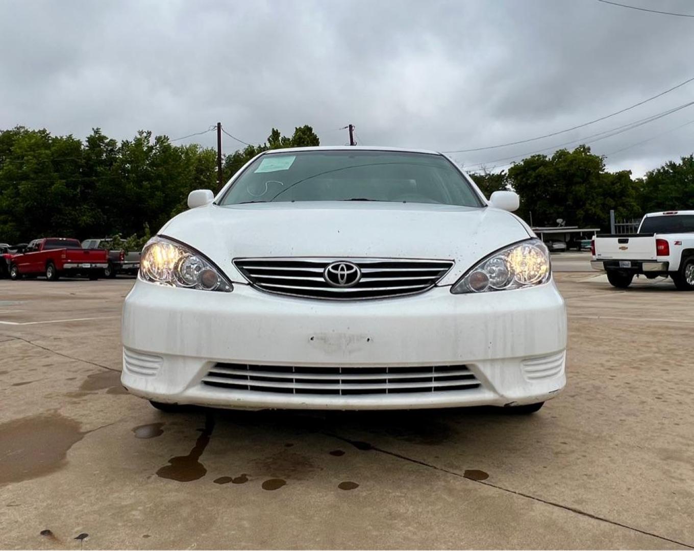 2006 White TOYOTA CAMRY LE (4T1BE32KX6U) with an 2.4L engine, Automatic transmission, located at 4415 NE 28th St, Haltom City, TX, 76117, (817) 222-9334, 32.795322, -97.280937 - Photo#1