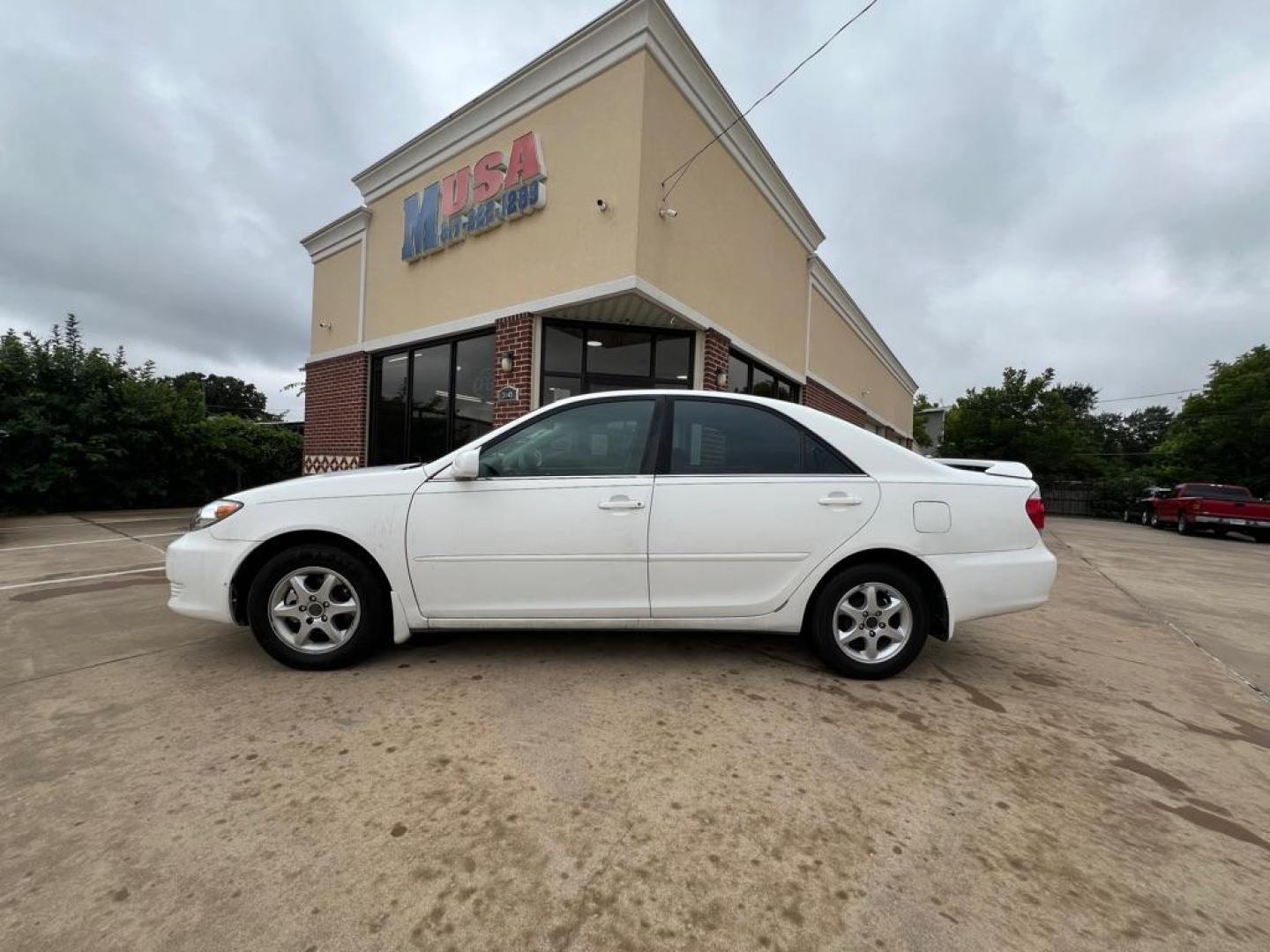 2006 White TOYOTA CAMRY LE (4T1BE32KX6U) with an 2.4L engine, Automatic transmission, located at 4415 NE 28th St, Haltom City, TX, 76117, (817) 222-9334, 32.795322, -97.280937 - Photo#2