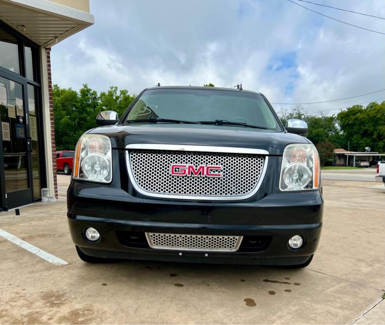 2011 Black GMC YUKON DENALI (1GKS1EEF6BR) with an 6.2L engine, Automatic transmission, located at 4415 NE 28th St, Haltom City, TX, 76117, (817) 222-9334, 32.795322, -97.280937 - Photo#0