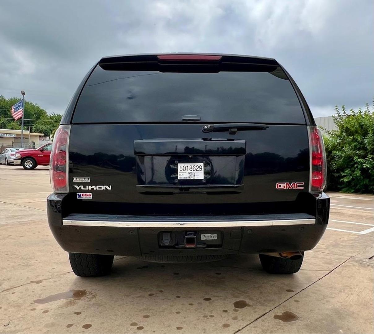 2011 Black GMC YUKON DENALI (1GKS1EEF6BR) with an 6.2L engine, Automatic transmission, located at 4415 NE 28th St, Haltom City, TX, 76117, (817) 222-9334, 32.795322, -97.280937 - Photo#4